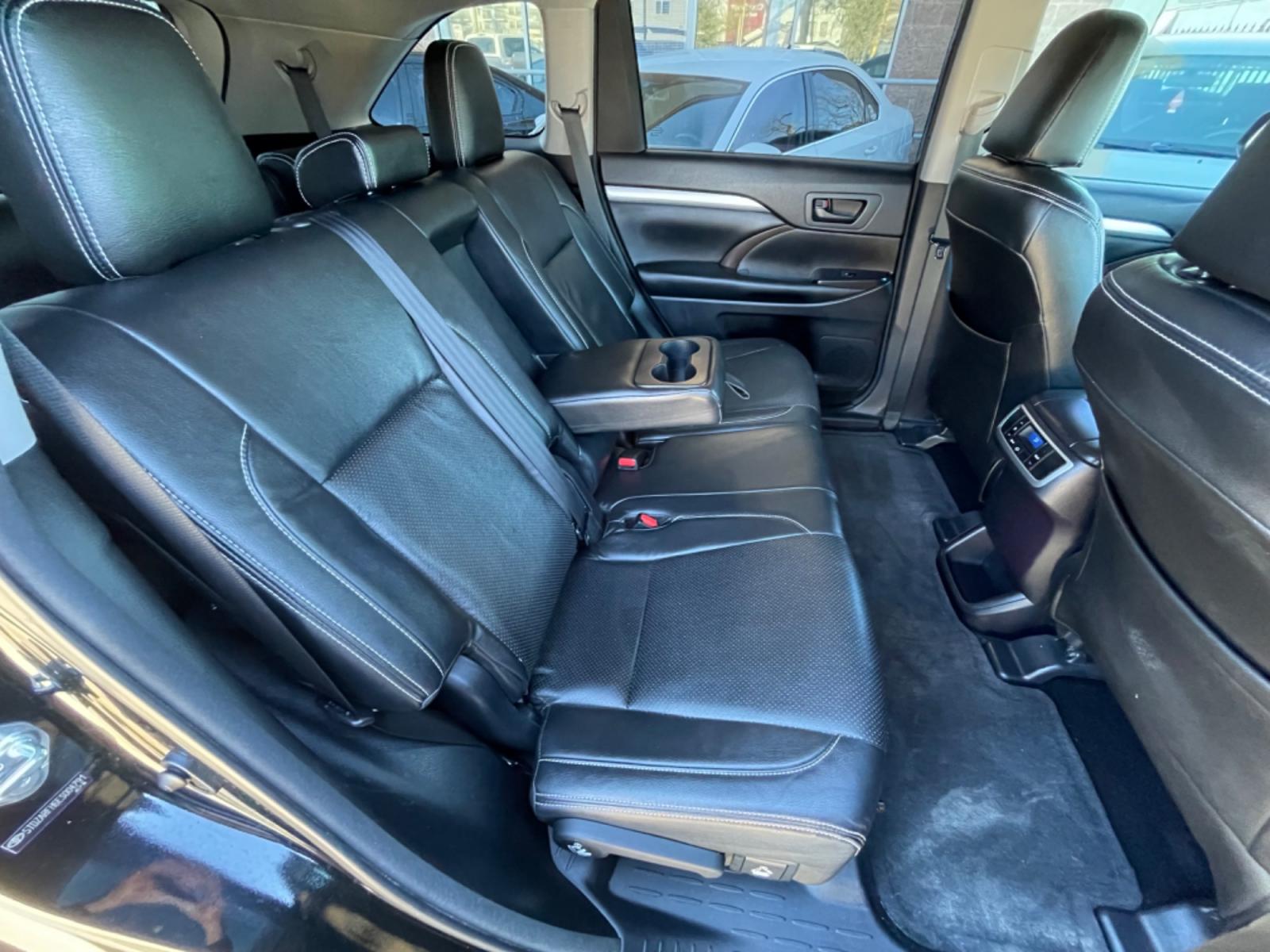 2014 Black /Black Toyota Highlander LE (5TDZARFH6ES) with an 2.7L engine, AUTOMATIC transmission, located at 1501 West 15th St., Houston, 77008, (713) 869-2925, 29.797941, -95.411789 - Photo #8